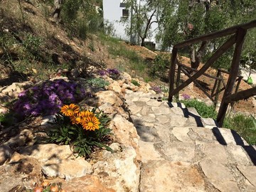 garden with rocks Bed and Breakfast Shanti Vieste Apulian Gargano