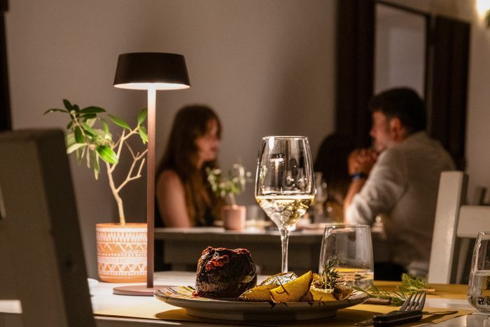 coppia a cena del B&B Bed and Breakfast Shanti Home Restaurant a due passi dal mare a Vieste immerso nella natura nel Gargano in Puglia