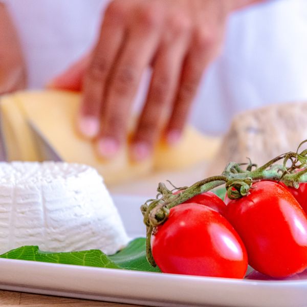 colazione con formaggi locali del B&B Bed and Breakfast Shanti Home Restaurant a due passi dal mare a Vieste immerso nella natura nel Gargano in Puglia