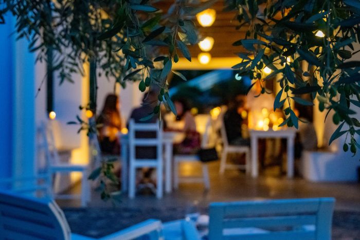 persone a cena atmosfera rilassante B&B del B&B Bed and Breakfast Shanti Home Restaurant a due passi dal mare a Vieste immerso nella natura nel Gargano in Puglia