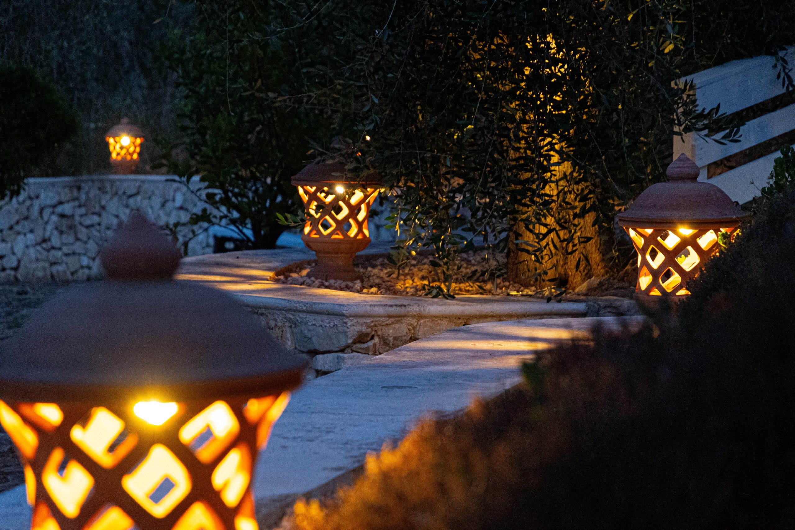 lampade accese esterno del B&B Bed and Breakfast Shanti Home Restaurant a due passi dal mare a Vieste immerso nella natura nel Gargano in Puglia