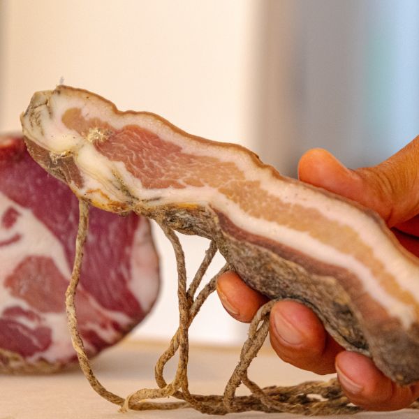 colazione con salumi locali del B&B Bed and Breakfast Shanti Home Restaurant a due passi dal mare a Vieste immerso nella natura nel Gargano in Puglia