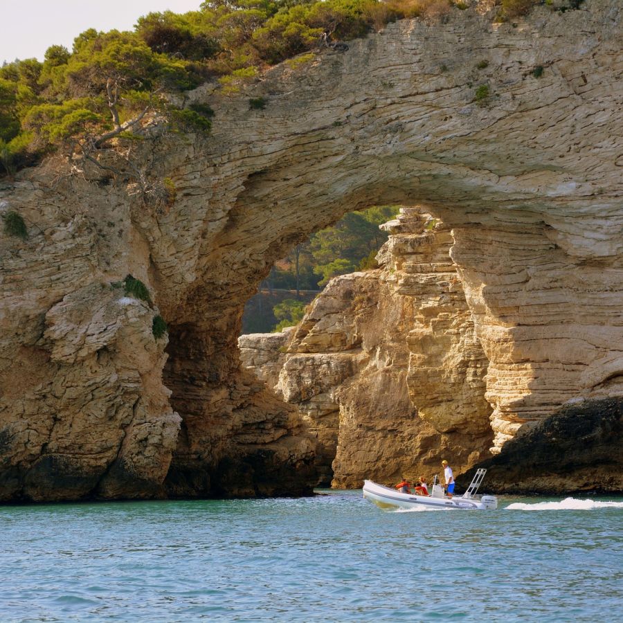 Architiello con gommonie escursione proposta dal B&B Bed and Breakfast Shanti Home Restaurant a due passi dal mare a Vieste immerso nella natura nel Gargano in Puglia