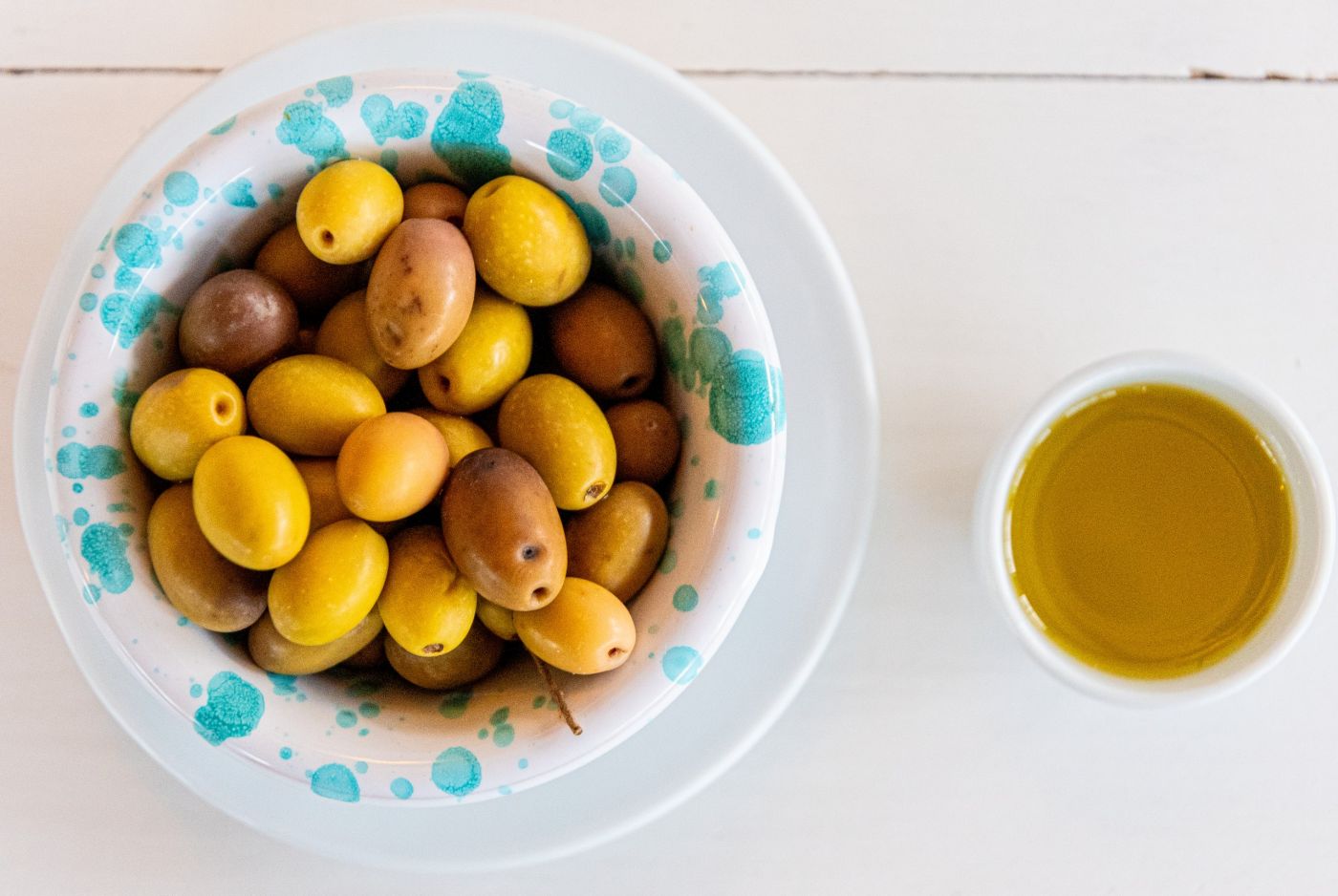 tavolo di legno con olive in salamoia e olio evo produzione propria del B&B Bed and Breakfast Shanti Home Restaurant a due passi dal mare a Vieste immerso nella natura nel Gargano in Puglia