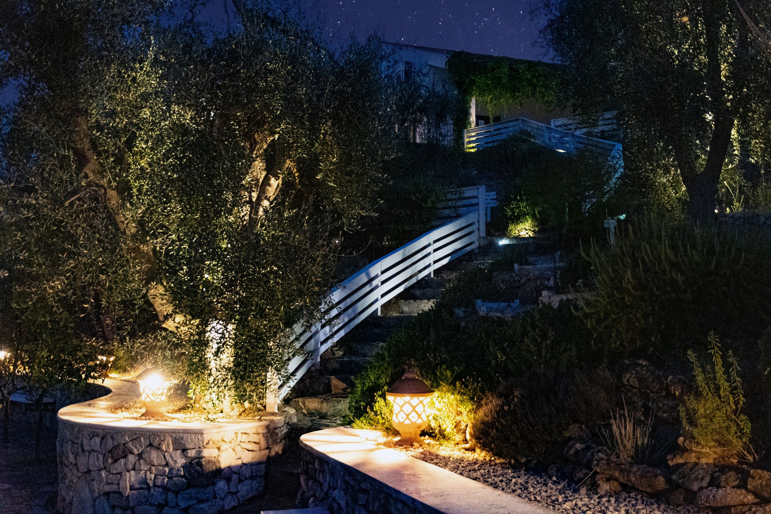 vista nottura esterno del B&B Bed and Breakfast Shanti Home Restaurant a due passi dal mare a Vieste immerso nella natura nel Gargano in Puglia