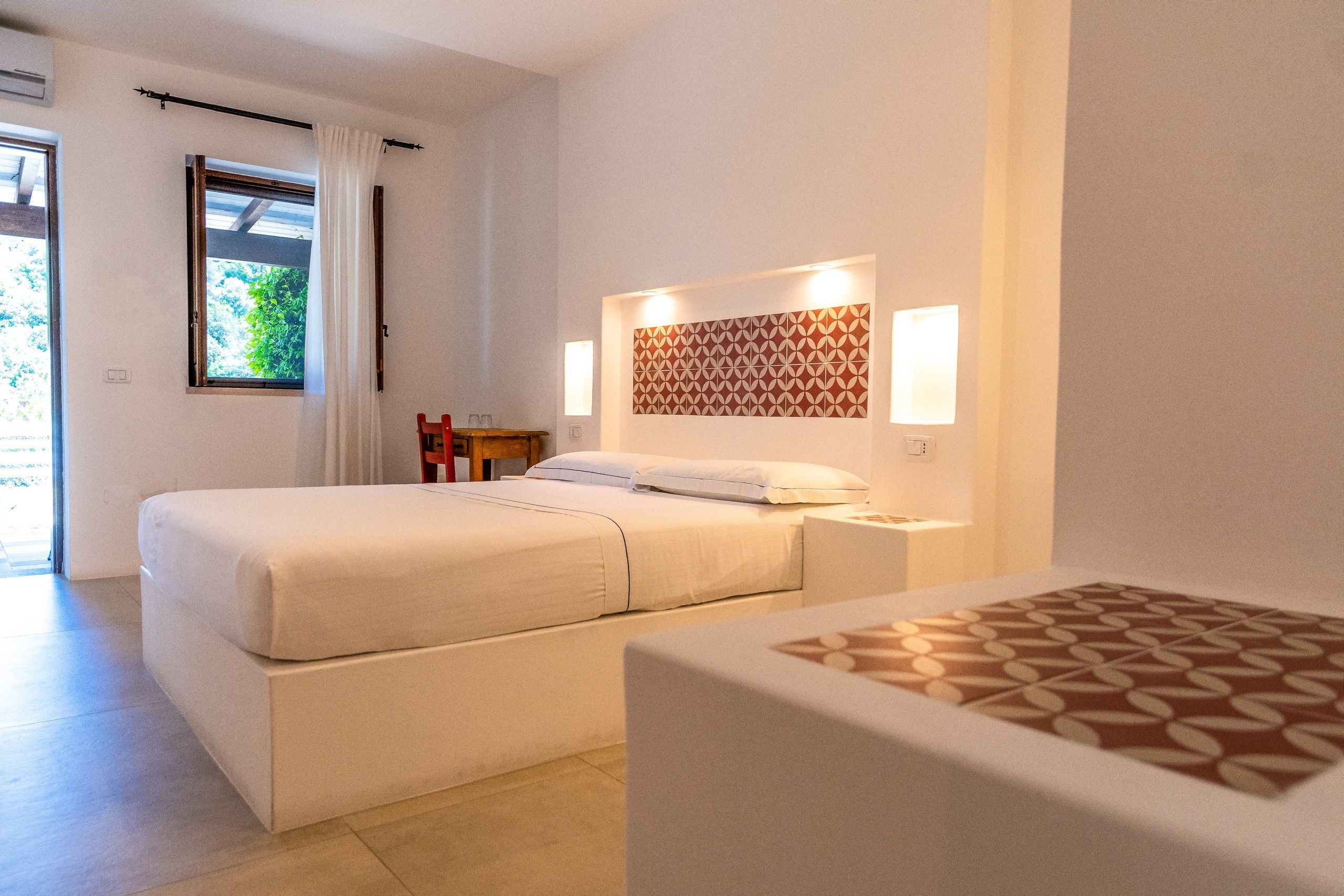 camera matrimoniale rossa del B&B Bed and Breakfast Shanti Home Restaurant a due passi dal mare a Vieste immerso nella natura nel Gargano in Puglia