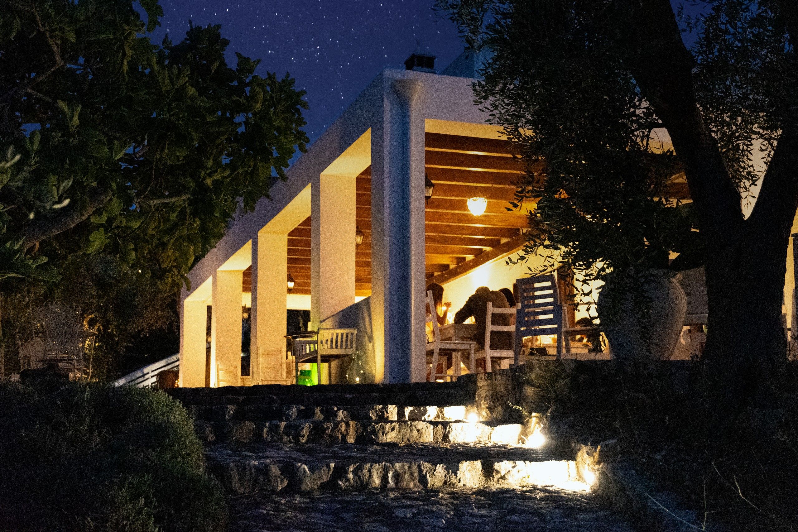 vista serale porticato durante la cena allo Shanti Home Restaurant B&B Bed and Breakfast a due passi dal mare a Vieste immerso nella natura nel Gargano in Puglia