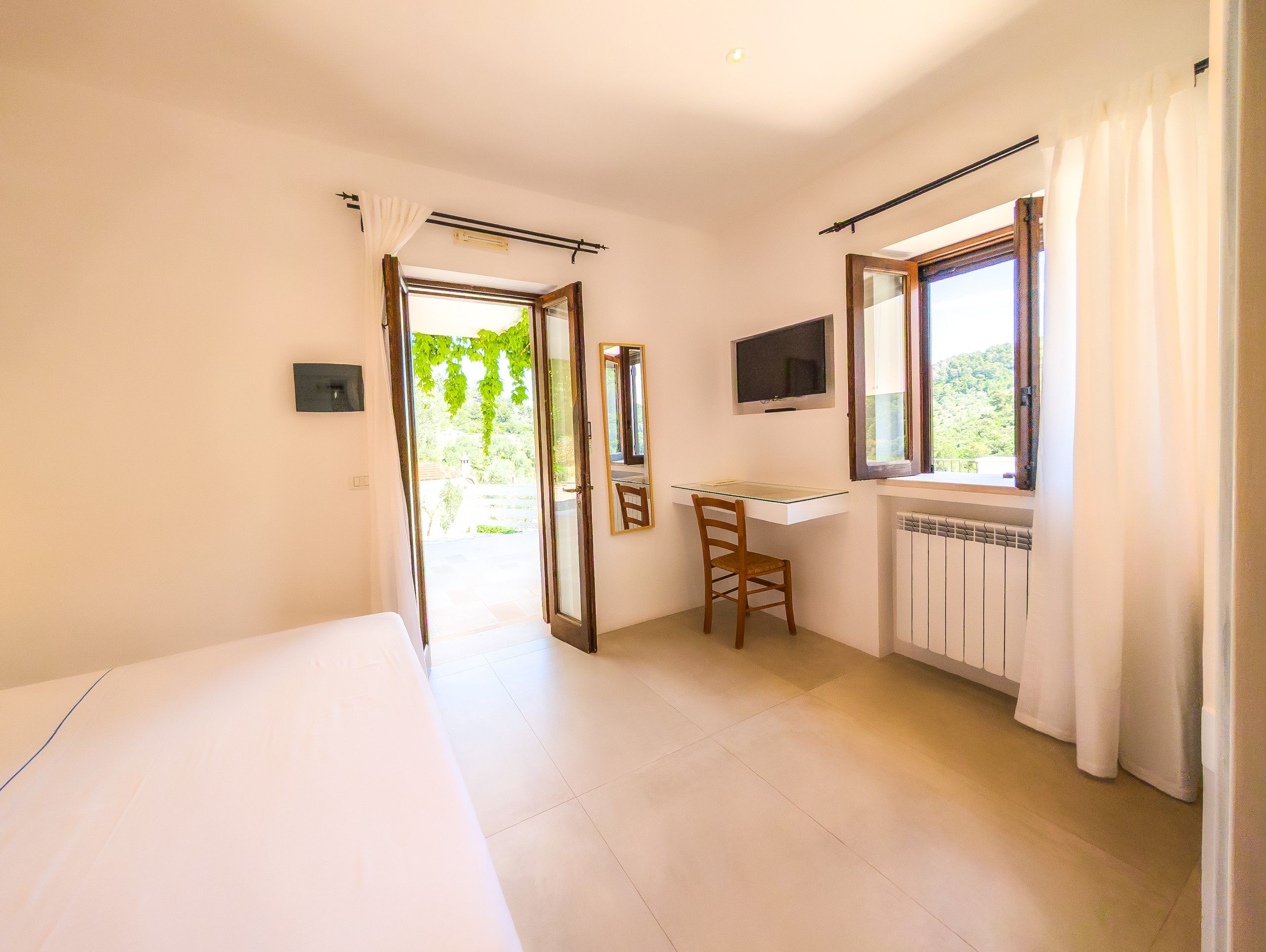 camera matrimoniale Rossa vista ingresso del B&B Bed and Breakfast Shanti Home Restaurant a due passi dal mare a Vieste immerso nella natura nel Gargano in Puglia