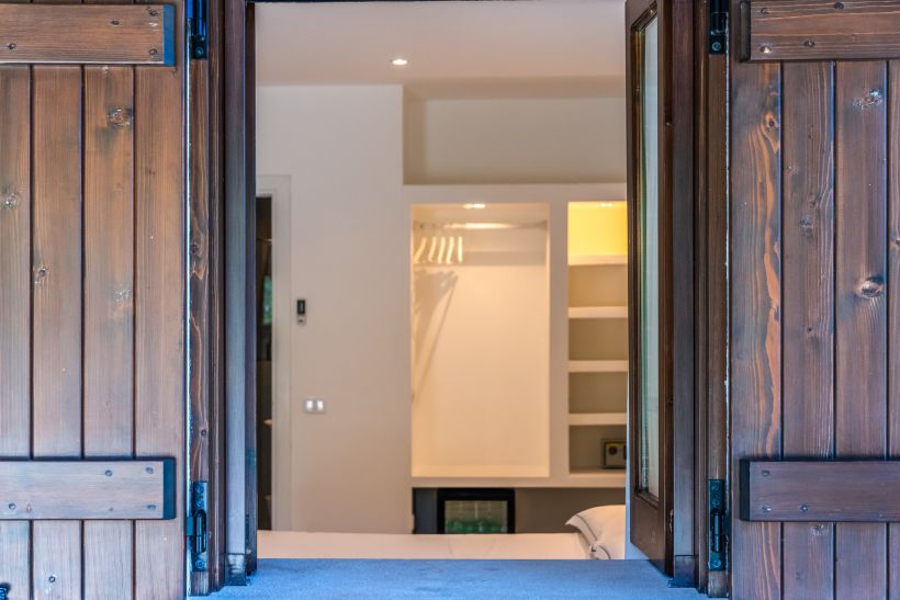 finestre legno camera matrimoniale rossa del B&B Bed and Breakfast Shanti Home Restaurant a due passi dal mare a Vieste immerso nella natura nel Gargano in Puglia