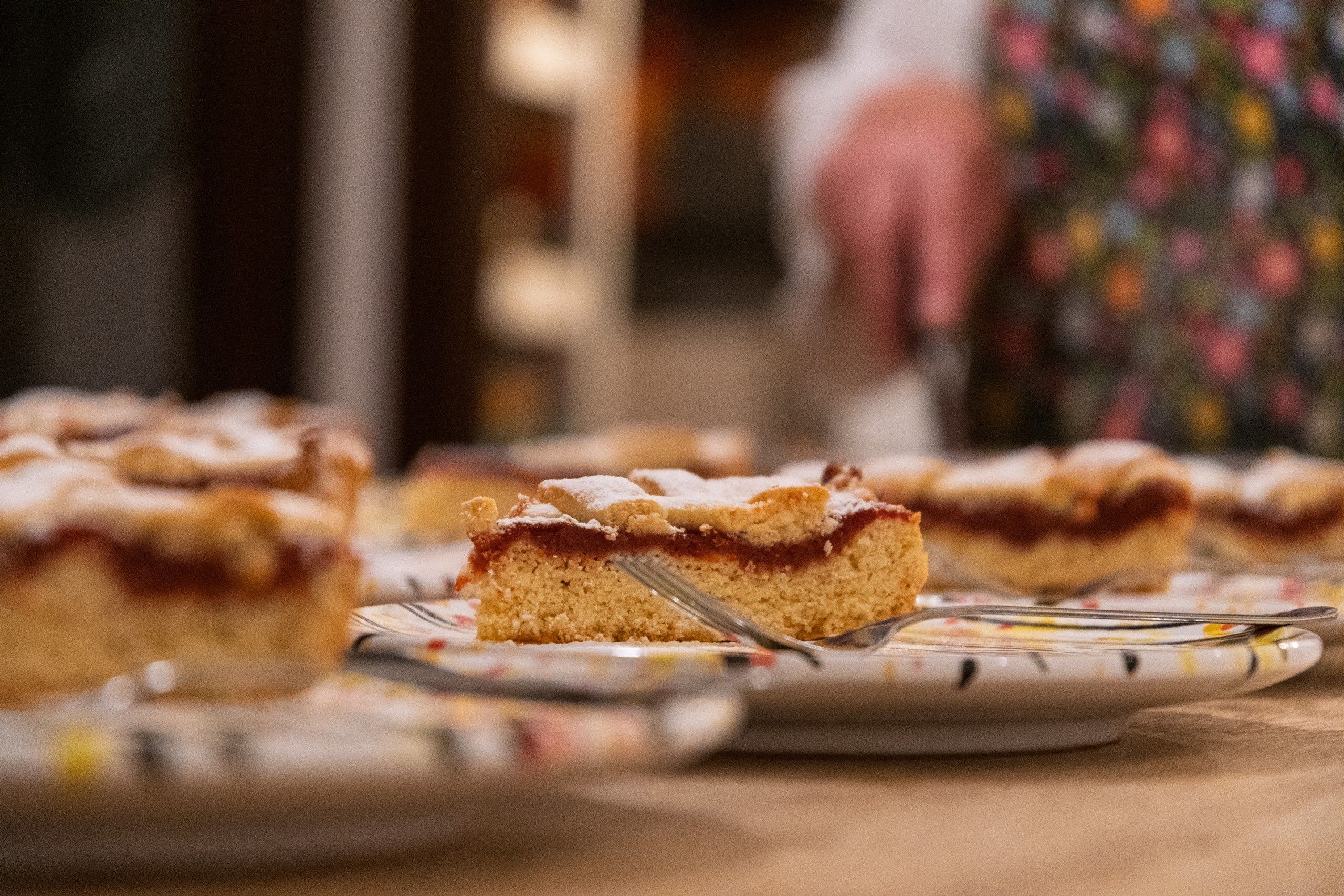 cuoca mentre prepare le crostate di frutta fresca sui piatti durante la cena allo Shanti Home Restaurant B&B Bed and Breakfast a due passi dal mare a Vieste immerso nella natura nel Gargano in Puglia