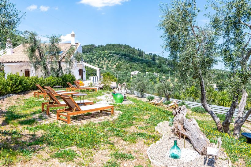 solarium con sdraio di legno del B&B Bed and Breakfast Shanti Home Restaurant a due passi dal mare a Vieste immerso nella natura nel Gargano in Puglia