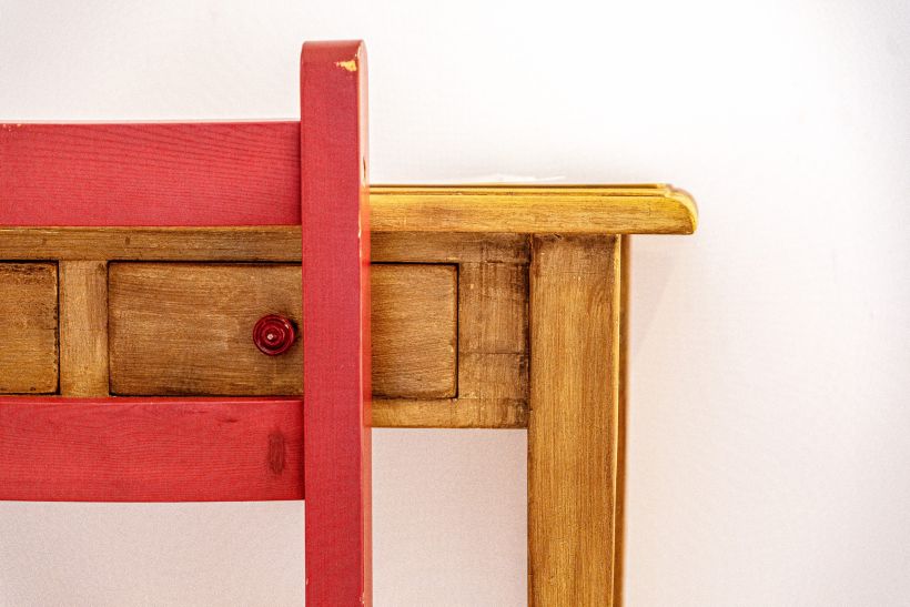 tavolo antico rustico camera matrimoniale rossa del B&B Bed and Breakfast Shanti Home Restaurant a due passi dal mare a Vieste immerso nella natura nel Gargano in Puglia