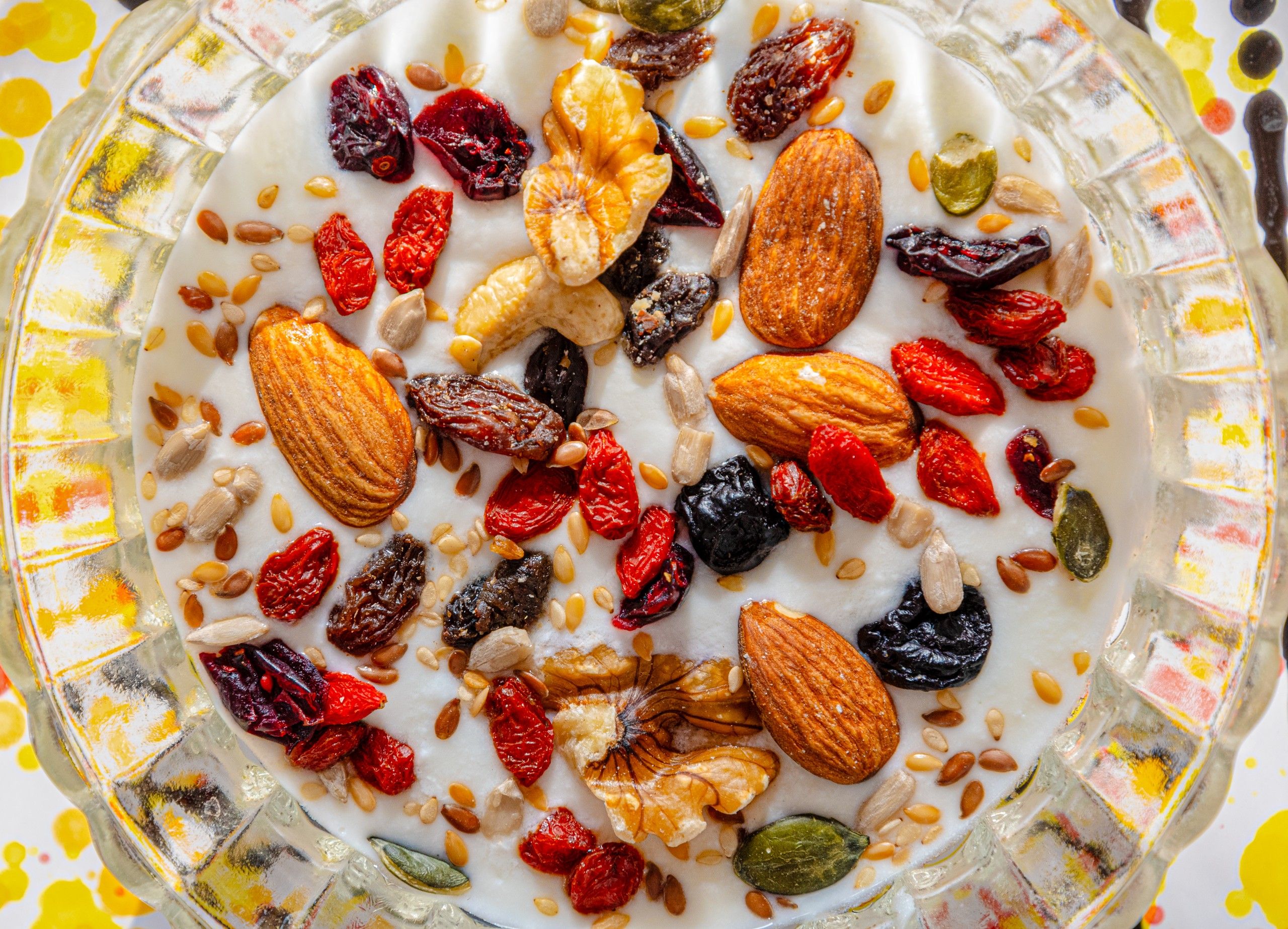 yogurt con canditi e frutta secca durante la colazione del B&B Bed and Breakfast Shanti Home Restaurant a due passi dal mare a Vieste immerso nella natura nel Gargano in Puglia