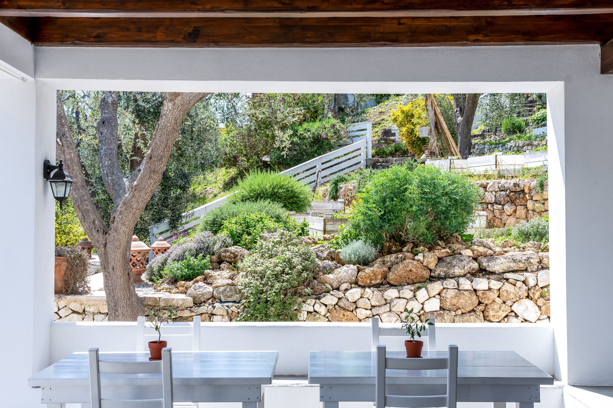 interno porticato del B&B Bed and Breakfast Shanti Home Restaurant a due passi dal mare a Vieste immerso nella natura nel Gargano in Puglia