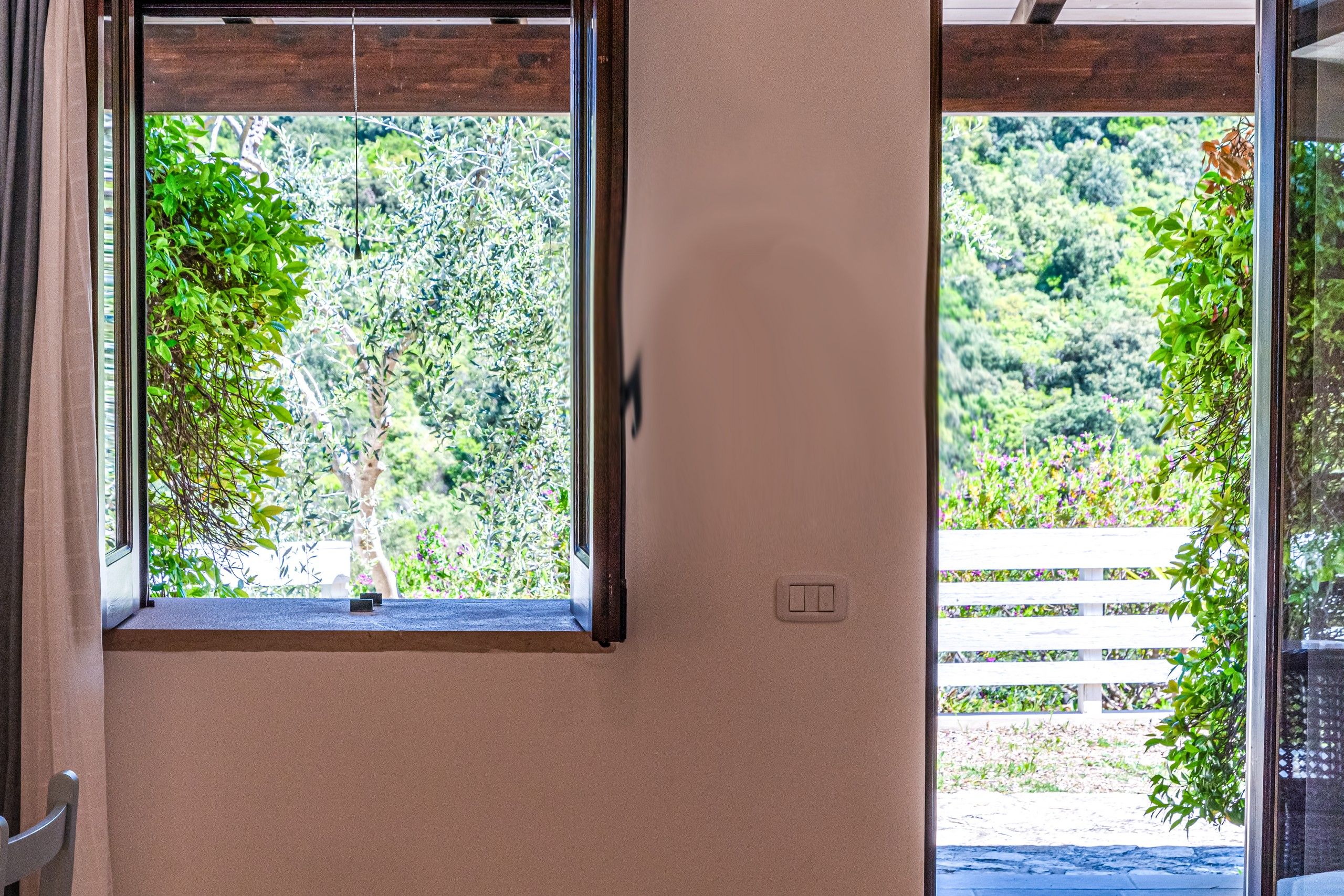 finestra e ingresso camera matrimoniale Celeste del B&B Bed and Breakfast Shanti Home Restaurant a due passi dal mare a Vieste immerso nella natura nel Gargano in Puglia