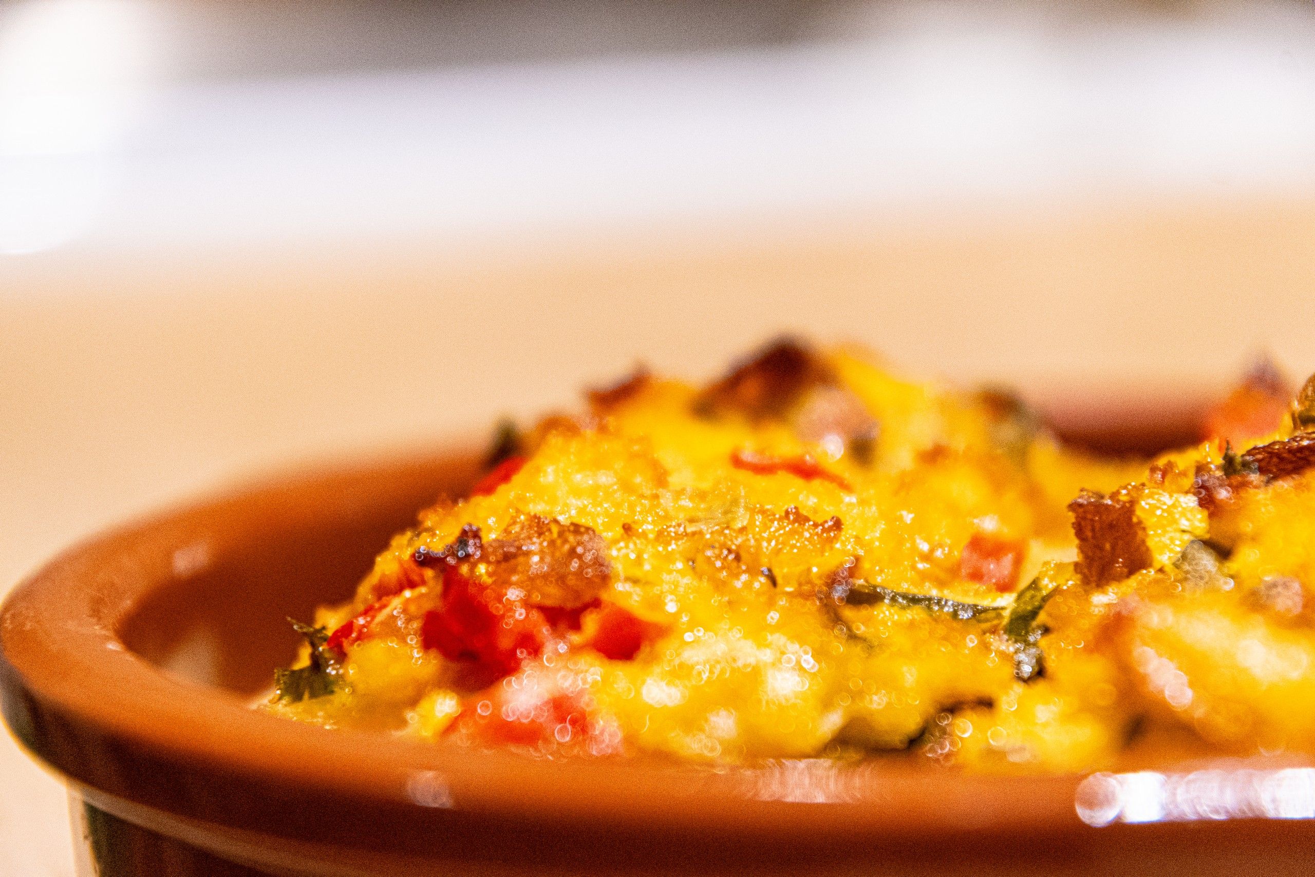 melanzane ripiene le piatto di terracotta durante la cena allo Shanti Home Restaurant B&B Bed and Breakfast a due passi dal mare a Vieste immerso nella natura nel Gargano in Puglia