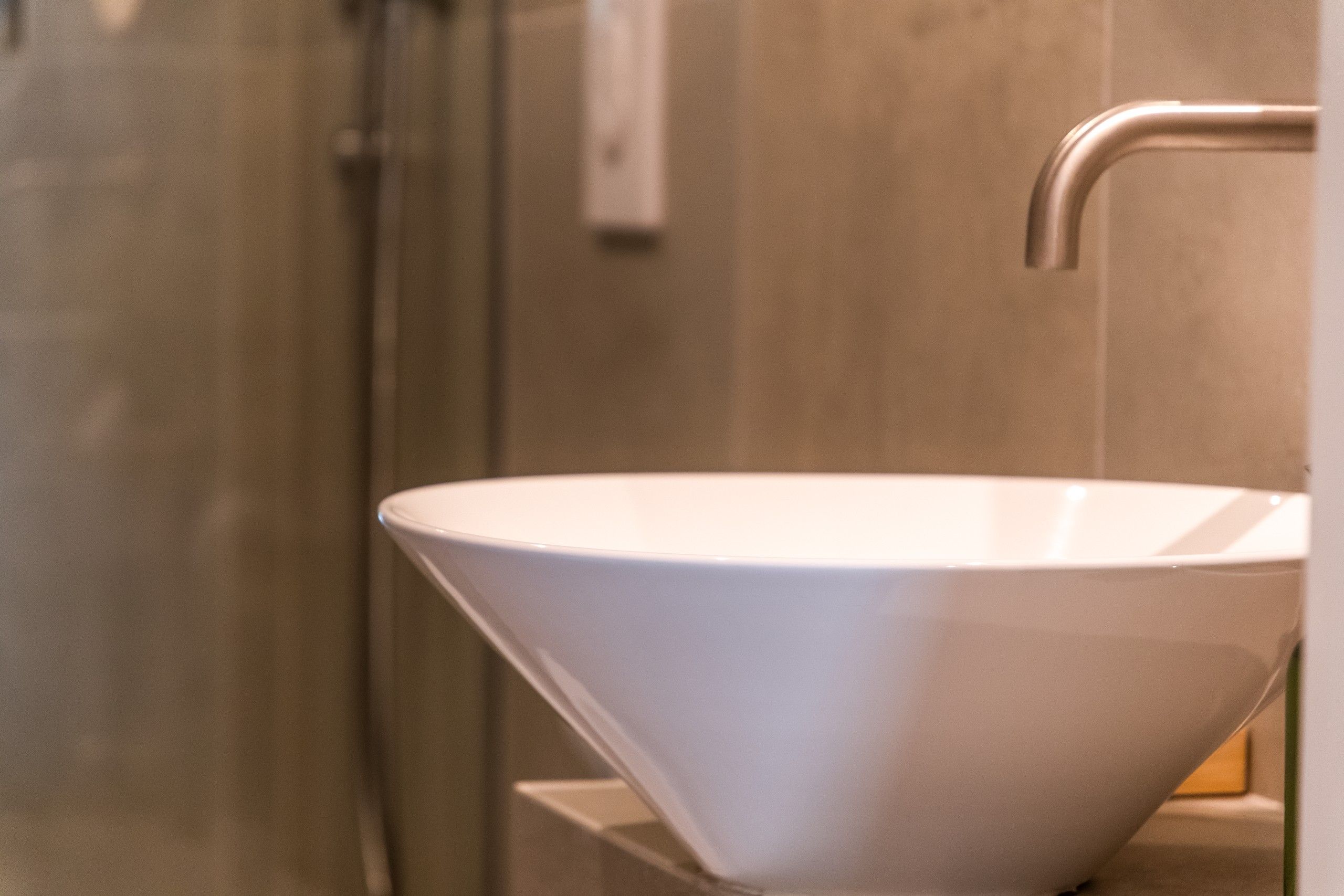 lavabo di design del B&B Bed and Breakfast Shanti Home Restaurant a due passi dal mare a Vieste immerso nella natura nel Gargano in Puglia