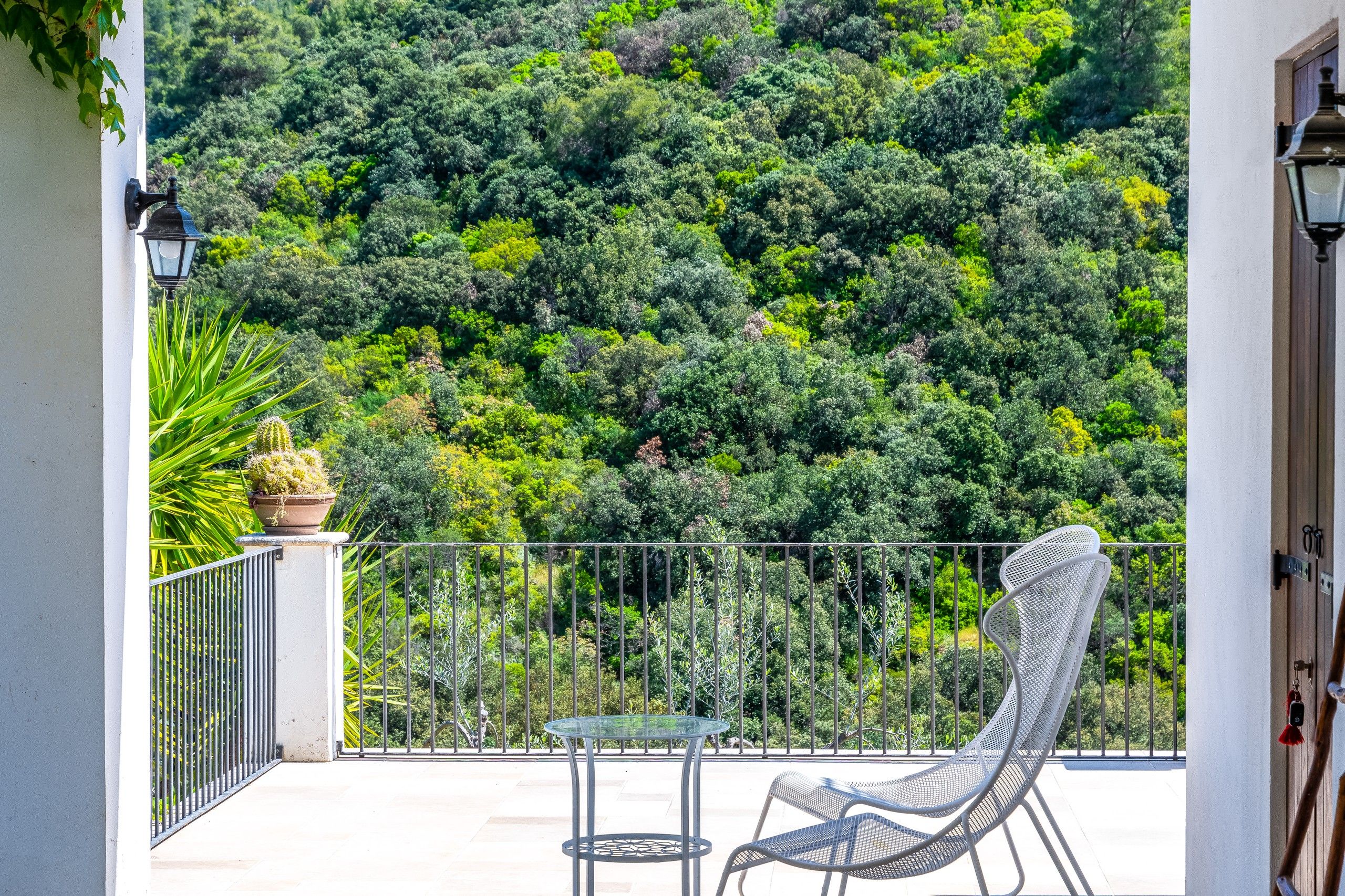 porticato esterno camere vista colline del B&B Bed and Breakfast Shanti Home Restaurant a due passi dal mare a Vieste immerso nella natura nel Gargano in Puglia