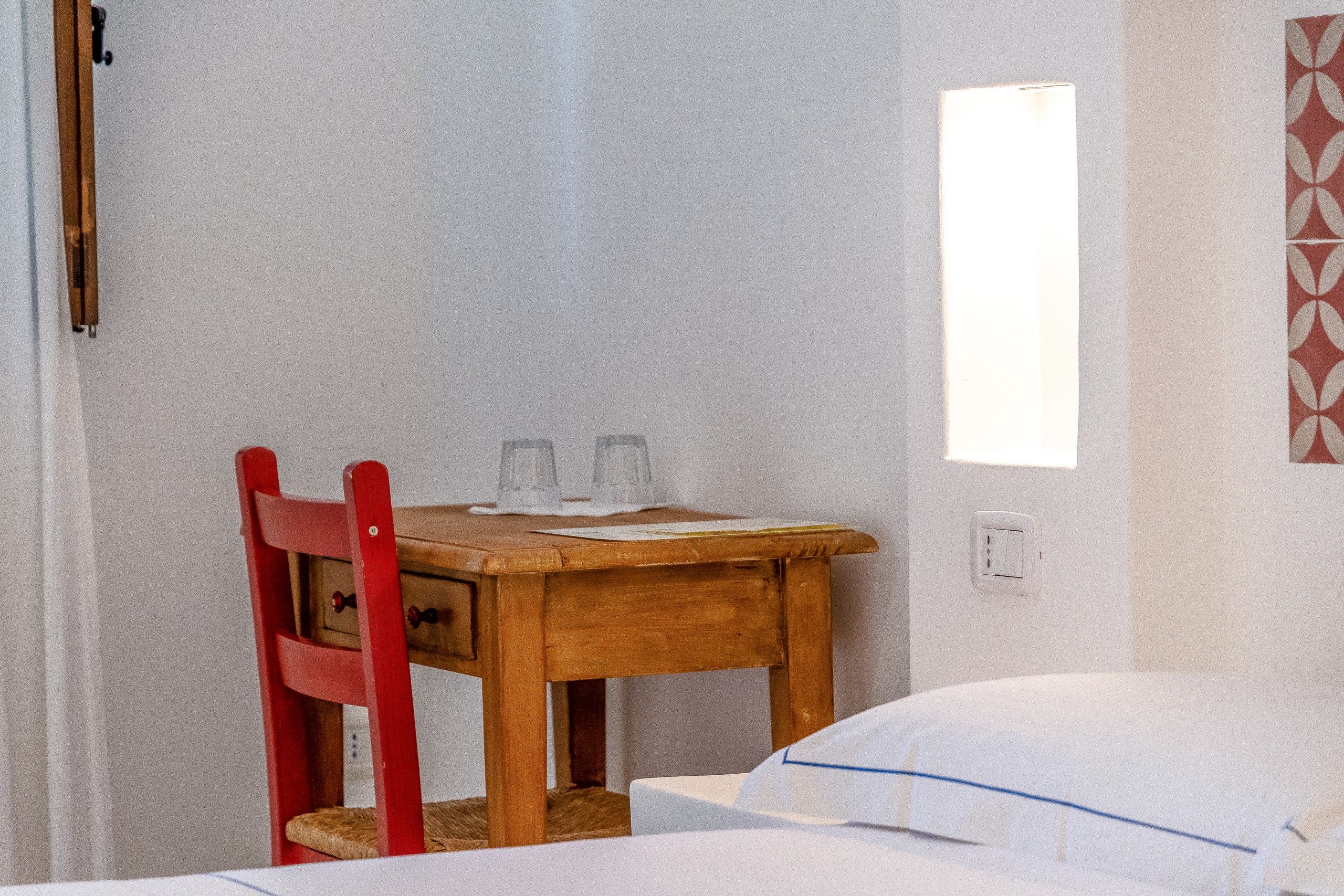 tavolo antico rustico scrivania camera matrimoniale Rossa del B&B Bed and Breakfast Shanti Home Restaurant a due passi dal mare a Vieste immerso nella natura nel Gargano in Puglia