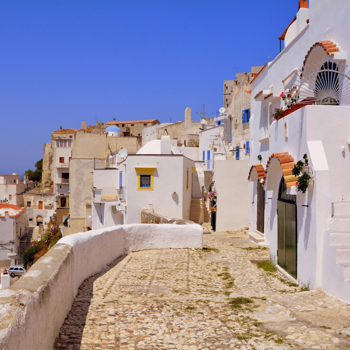 panorama centro storico di Peschici escursione proposta dal B&B Bed and Breakfast Shanti Home Restaurant a due passi dal mare a Vieste immerso nella natura nel Gargano in Puglia