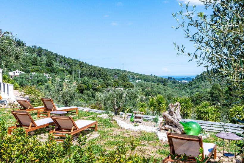 solarium vista mare con sdraio di legno del B&B Bed and Breakfast Shanti Home Restaurant a due passi dal mare a Vieste immerso nella natura nel Gargano in Puglia