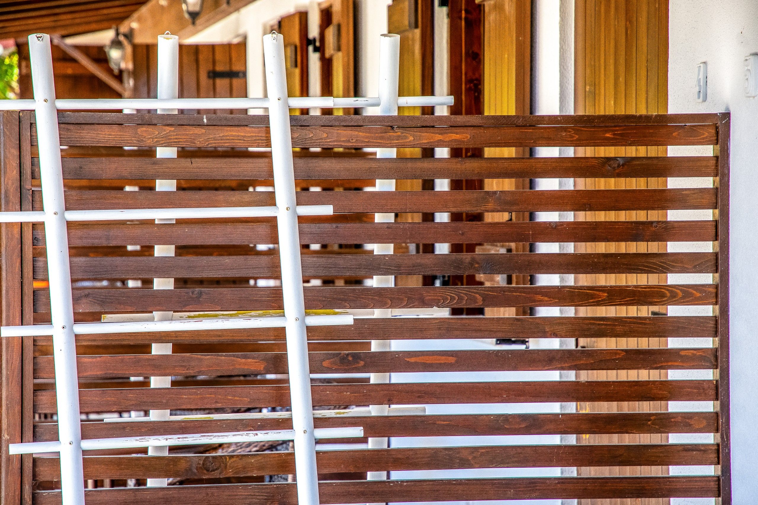 divisori legno porticato esterno camere del B&B Bed and Breakfast Shanti Home Restaurant a due passi dal mare a Vieste immerso nella natura nel Gargano in Puglia