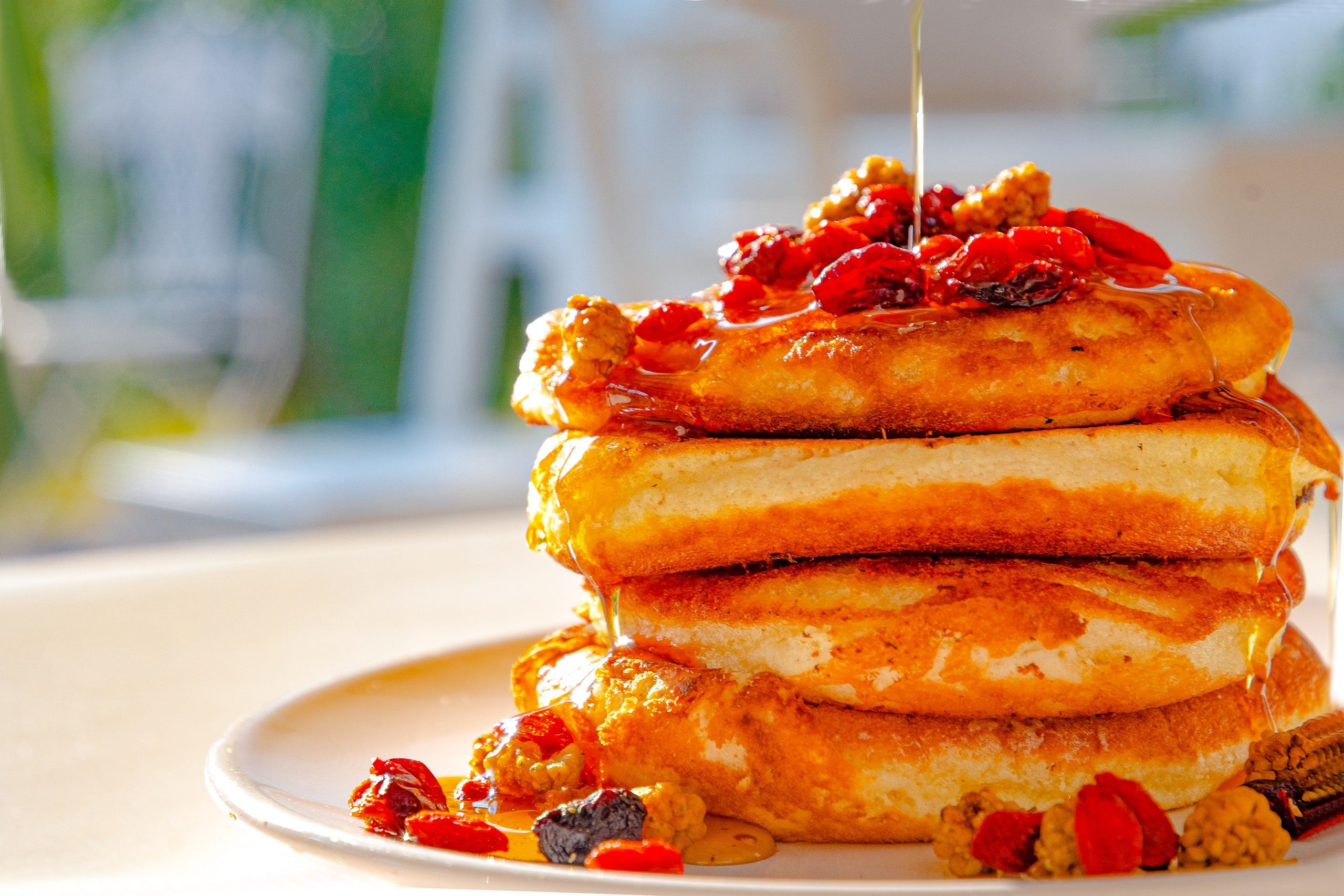 miele che cola sopra pancake durante la colazione del B&B Bed and Breakfast Shanti Home Restaurant a due passi dal mare a Vieste immerso nella natura nel Gargano in Puglia