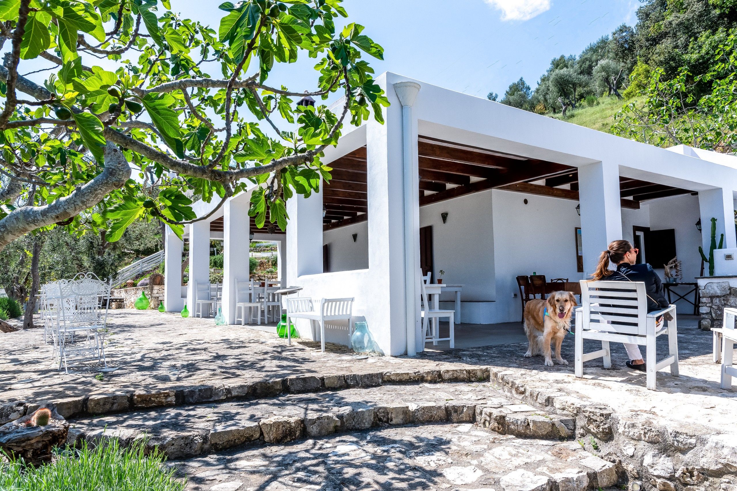 esterno porticato con ragazza e cane del B&B Bed and Breakfast Shanti Home Restaurant a due passi dal mare a Vieste immerso nella natura nel Gargano in Puglia