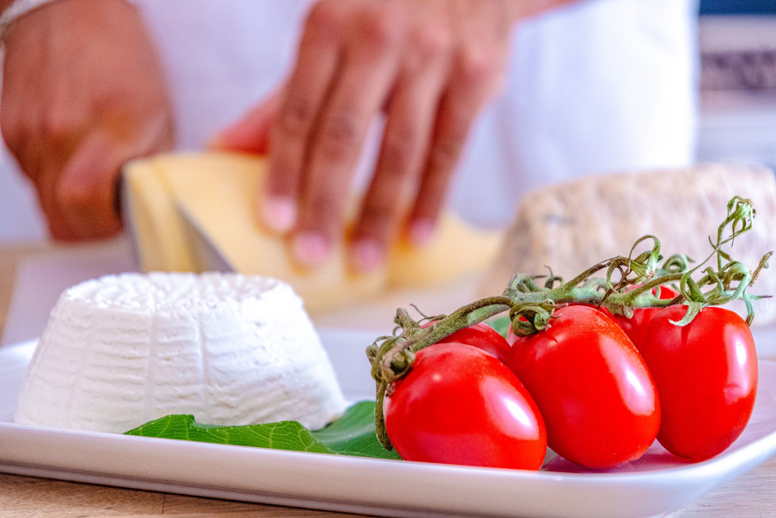 formaggio e ricotta freschi con pomodori durante la colazione del B&B Bed and Breakfast Shanti Home Restaurant a due passi dal mare a Vieste immerso nella natura nel Gargano in Puglia