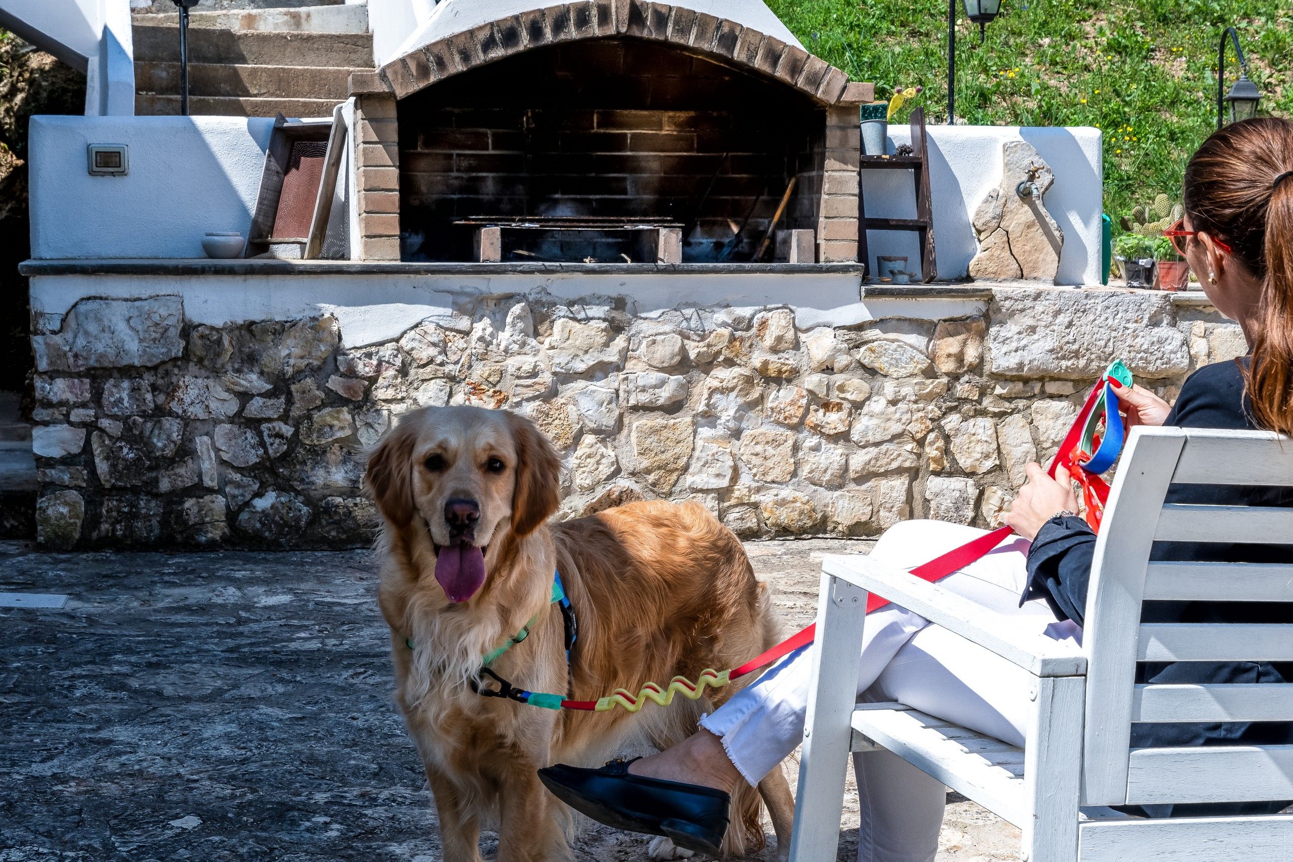 ragazza con il cane di fronte al forno a legna del B&B Bed and Breakfast Shanti Home Restaurant a due passi dal mare a Vieste immerso nella natura nel Gargano in Puglia