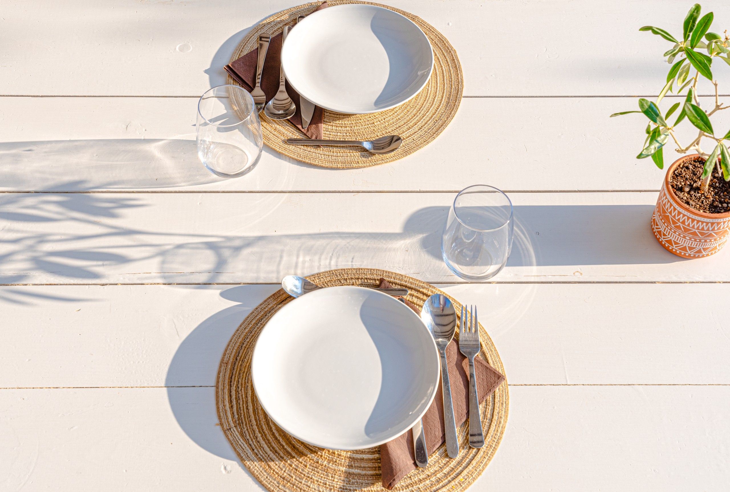 tavolo apparecchiato per la colazione del B&B Bed and Breakfast Shanti Home Restaurant a due passi dal mare a Vieste immerso nella natura nel Gargano in Puglia