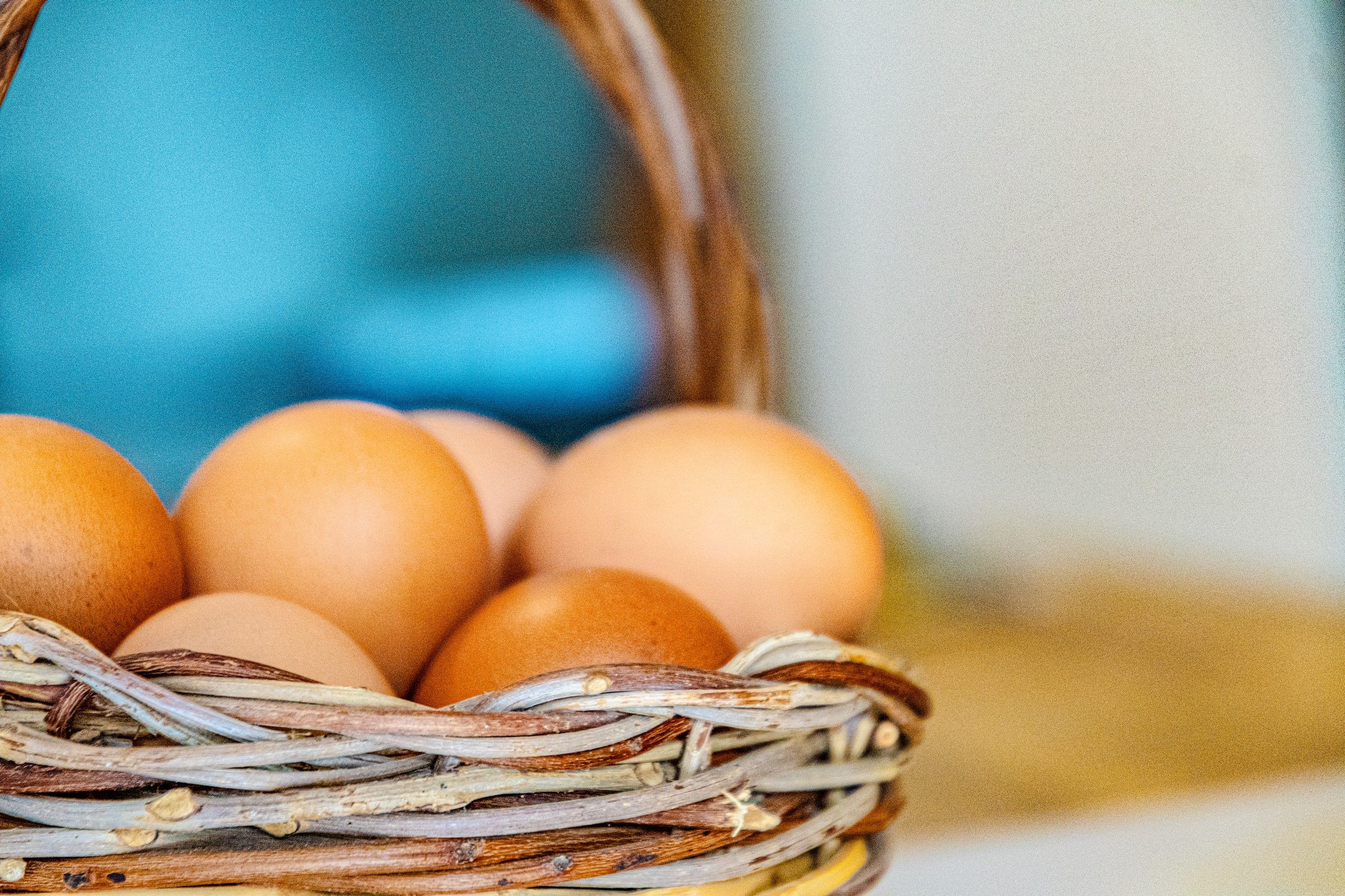 uova fresche nel cestino di vimini durante la colazione del B&B Bed and Breakfast Shanti Home Restaurant a due passi dal mare a Vieste immerso nella natura nel Gargano in Puglia