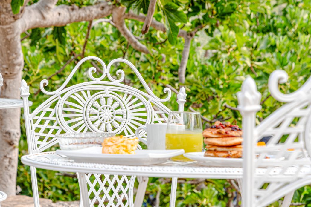 tavolo apparecchiato colazione del B&B Bed and Breakfast Shanti Home Restaurant a due passi dal mare a Vieste immerso nella natura nel Gargano in Puglia