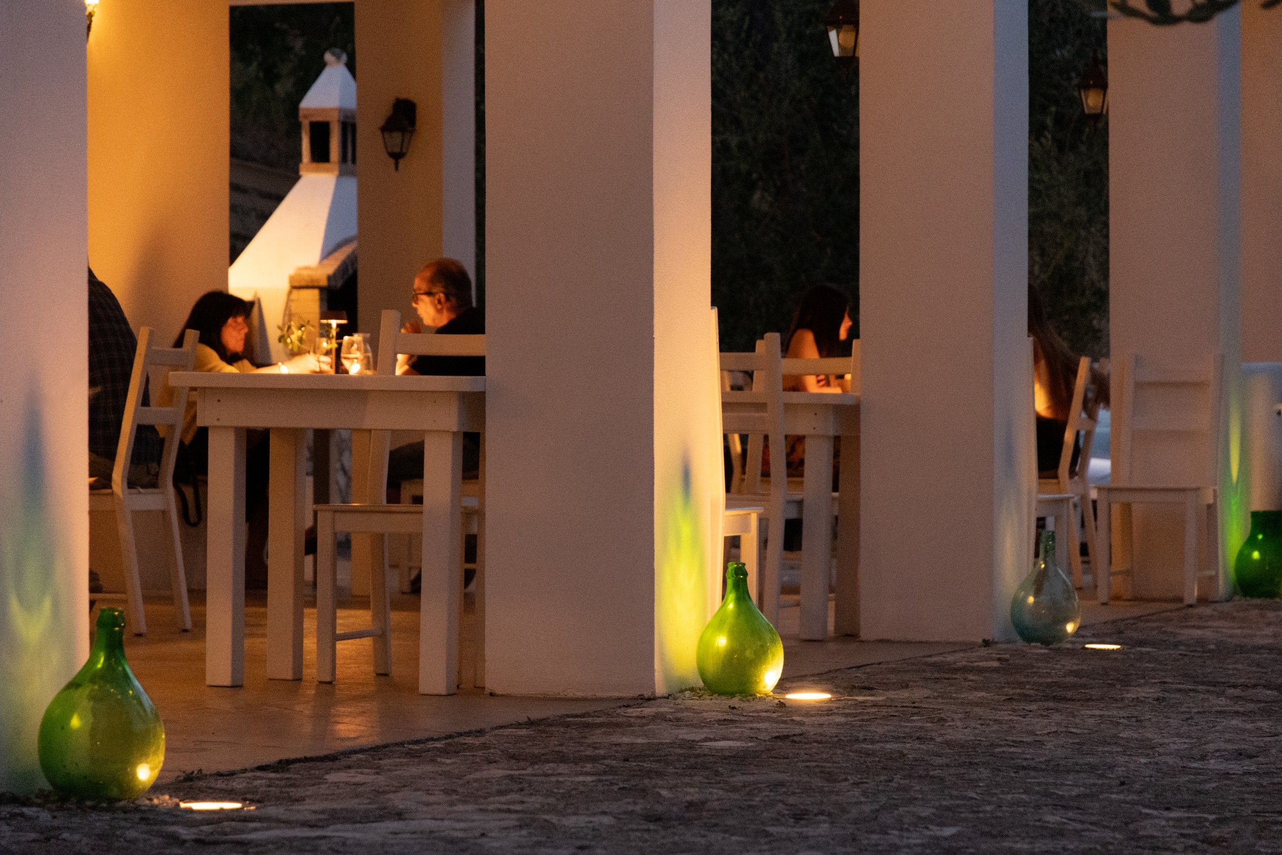 ospiti sotto il porticato durante la cena allo Shanti Home Restaurant B&B Bed and Breakfast a due passi dal mare a Vieste immerso nella natura nel Gargano in Puglia