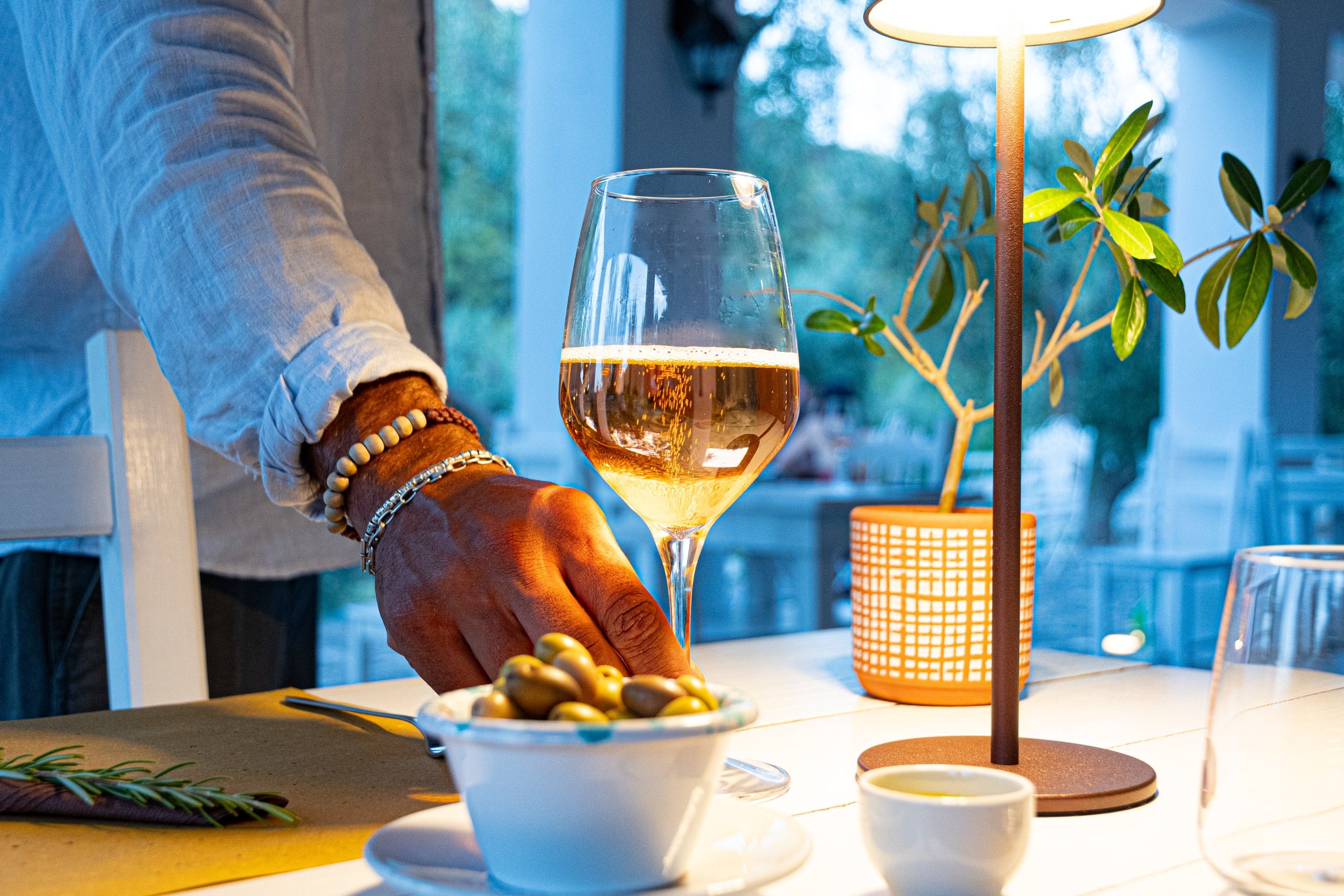 cameriere serve un calice di Franciacorta durante la cena allo Shanti Home Restaurant B&B Bed and Breakfast a due passi dal mare a Vieste immerso nella natura nel Gargano in Puglia