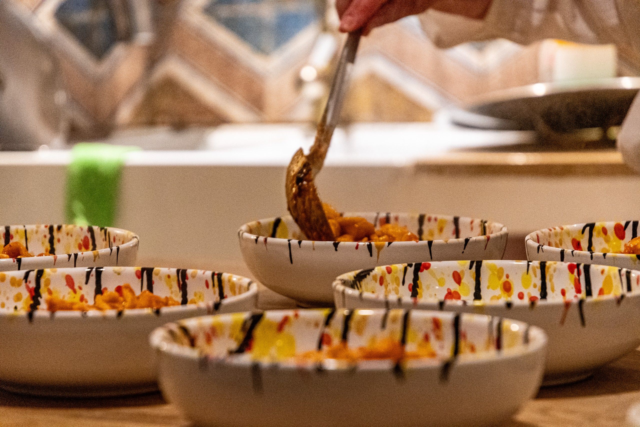 cuoca mentre impiatta le orecchiette durante la cena allo Shanti Home Restaurant B&B Bed and Breakfast a due passi dal mare a Vieste immerso nella natura nel Gargano in Puglia