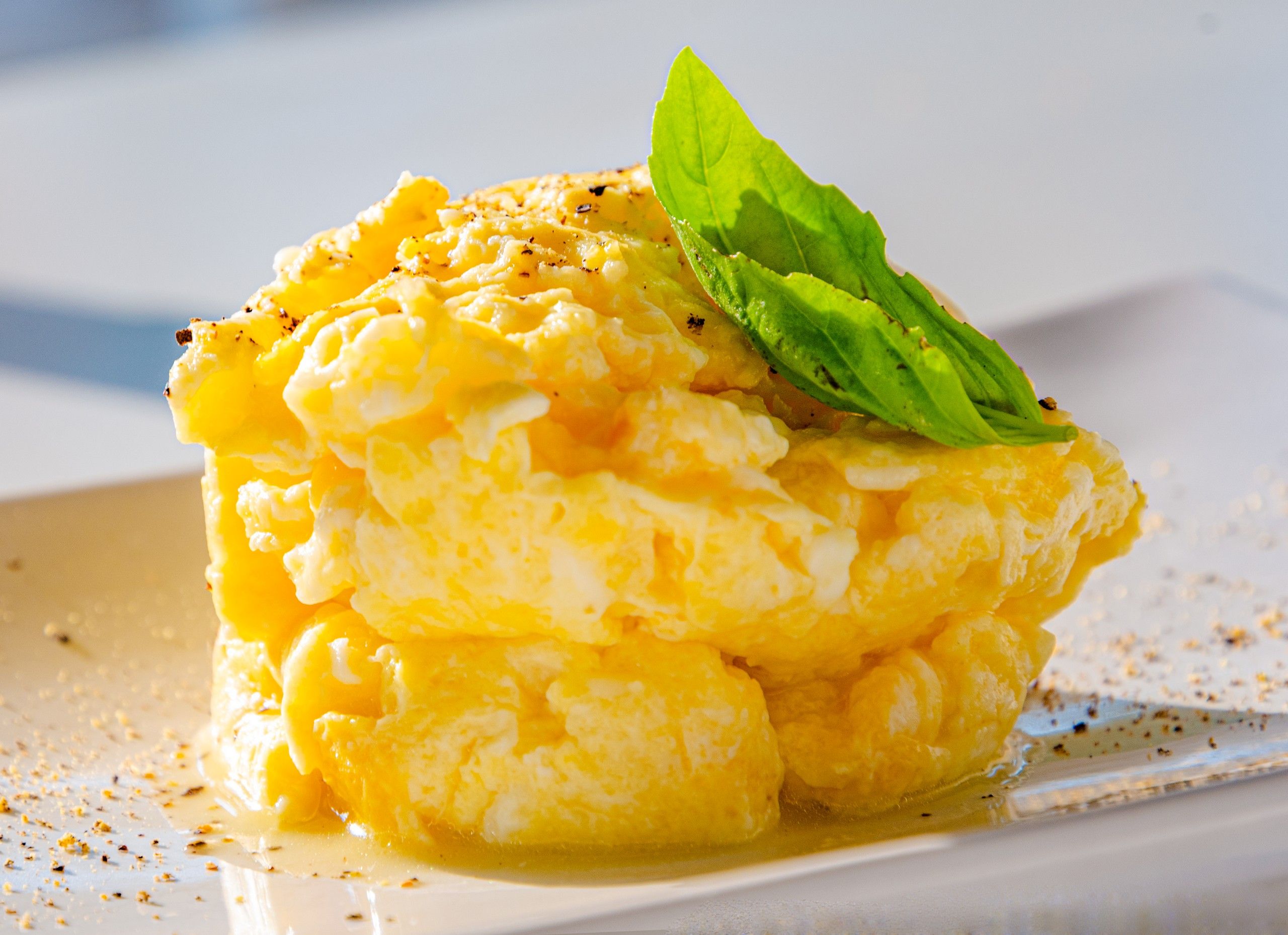 tortino di uova strapazzate durante la colazione del B&B Bed and Breakfast Shanti Home Restaurant a due passi dal mare a Vieste immerso nella natura nel Gargano in Puglia