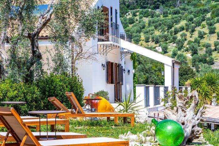 Esterno con solarium del B&B Bed and Breakfast Home Restaurant Shanti a Vieste nel Gargano in Puglia