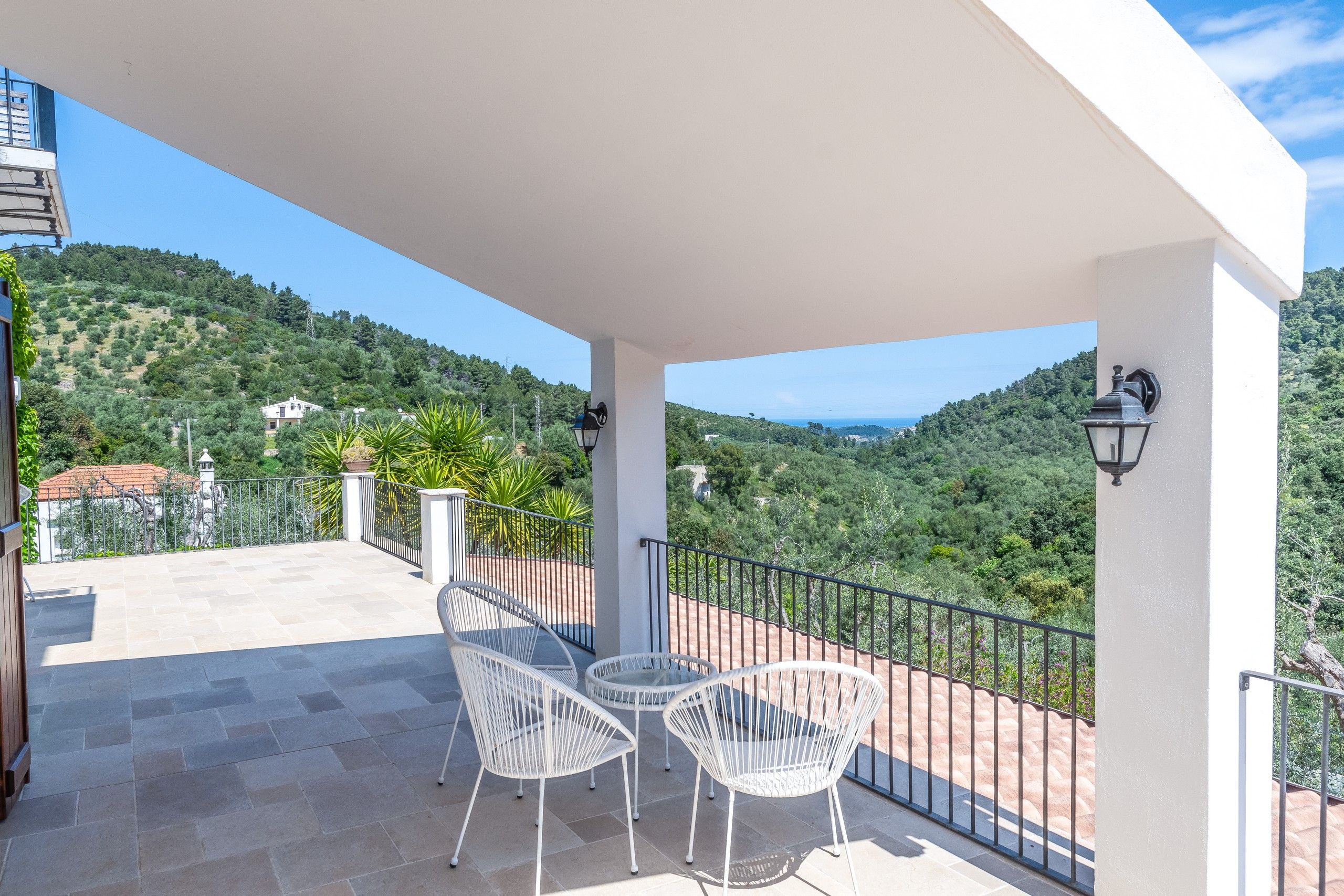 porticato esterno vista panorama camere del B&B Bed and Breakfast Shanti Home Restaurant a due passi dal mare a Vieste immerso nella natura nel Gargano in Puglia