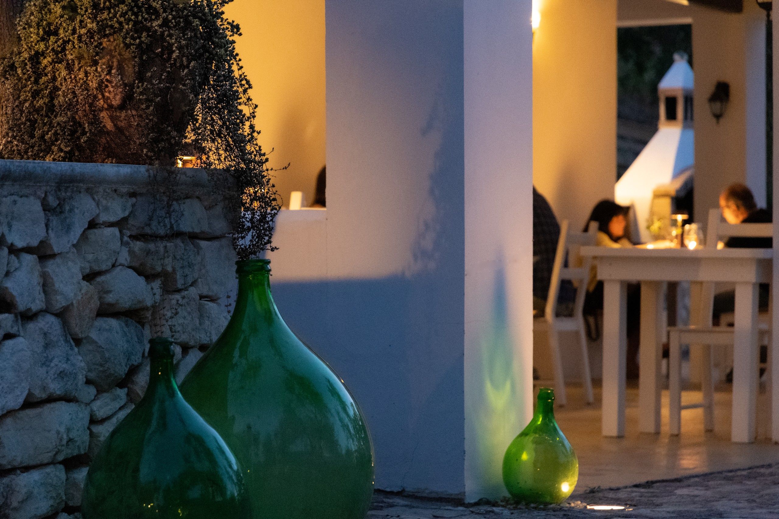 esterno di sera vista porrticato del B&B Bed and Breakfast Shanti Home Restaurant a due passi dal mare a Vieste immerso nella natura nel Gargano in Puglia
