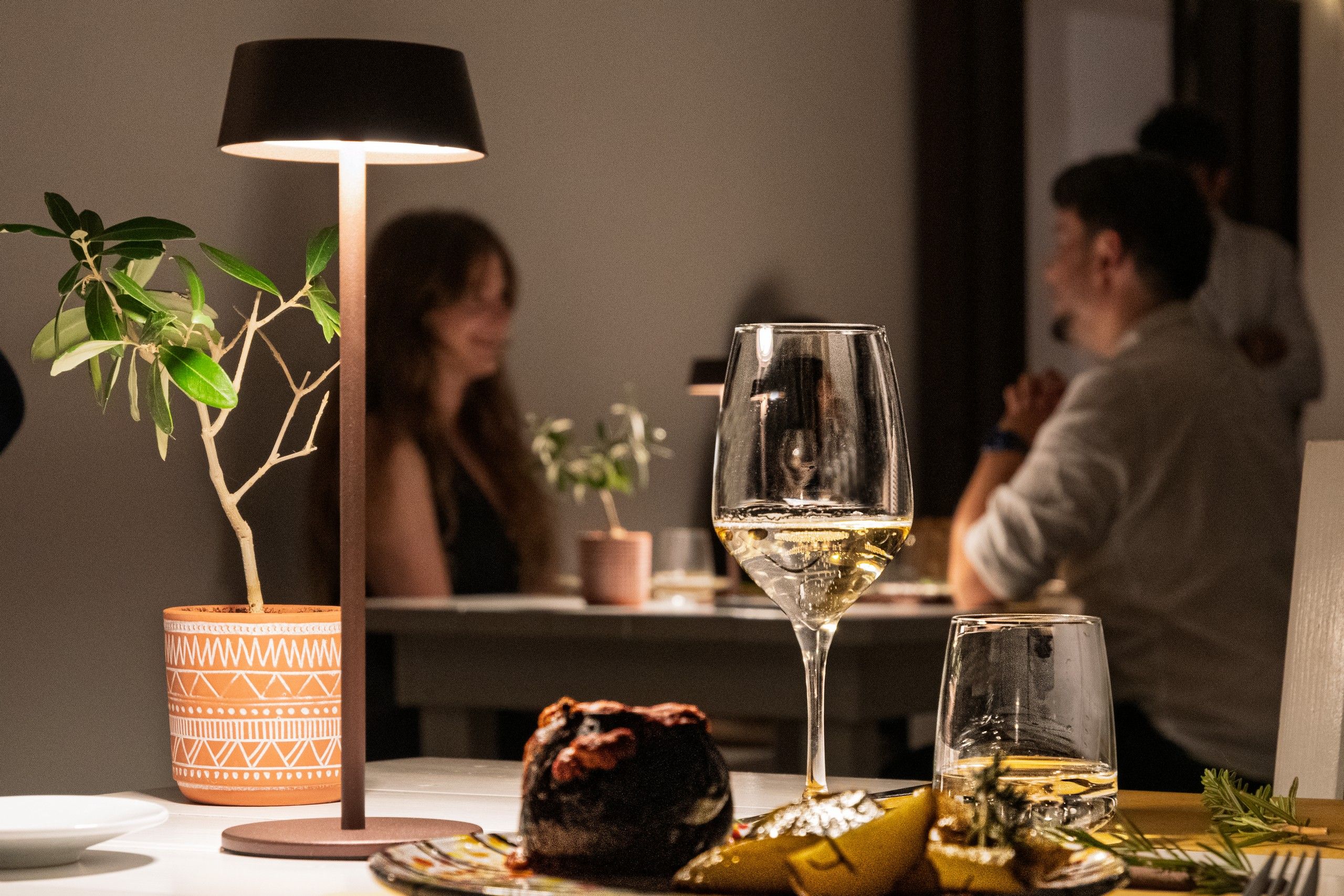 coppia durante cena romantica nel B&B Bed and Breakfast Shanti Home Restaurant a due passi dal mare a Vieste immerso nella natura nel Gargano in Puglia