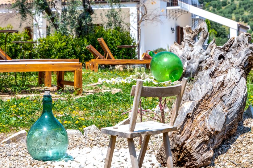 solarium con sdraio di legno damigiane antiche del B&B Bed and Breakfast Shanti Home Restaurant a due passi dal mare a Vieste immerso nella natura nel Gargano in Puglia