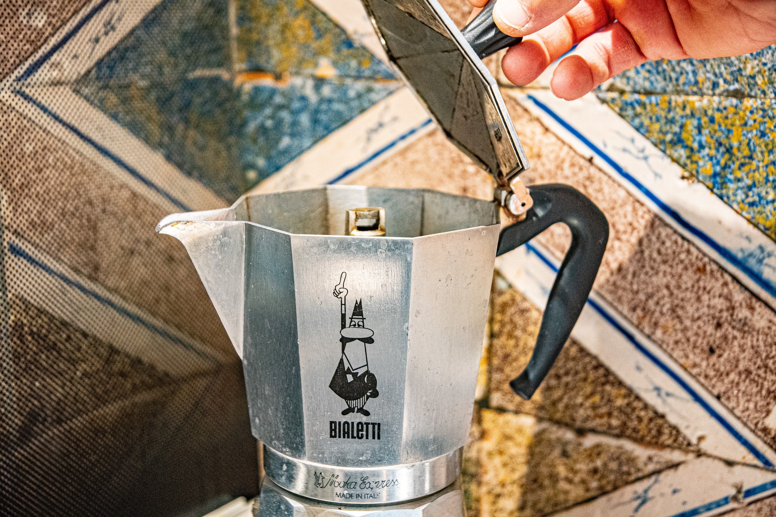 moka Bialetti con coperchio aperto durante la colazione del B&B Bed and Breakfast Shanti Home Restaurant a due passi dal mare a Vieste immerso nella natura nel Gargano in Puglia